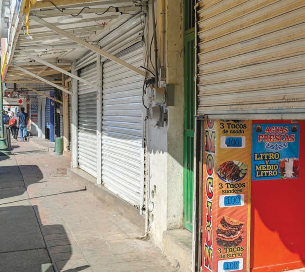 Varios negocios permanecían cerrados al público a la espera de que se realizaran las revisiones y poder abrir nuevamente. FOTO: JULIÁN ORTEGA
