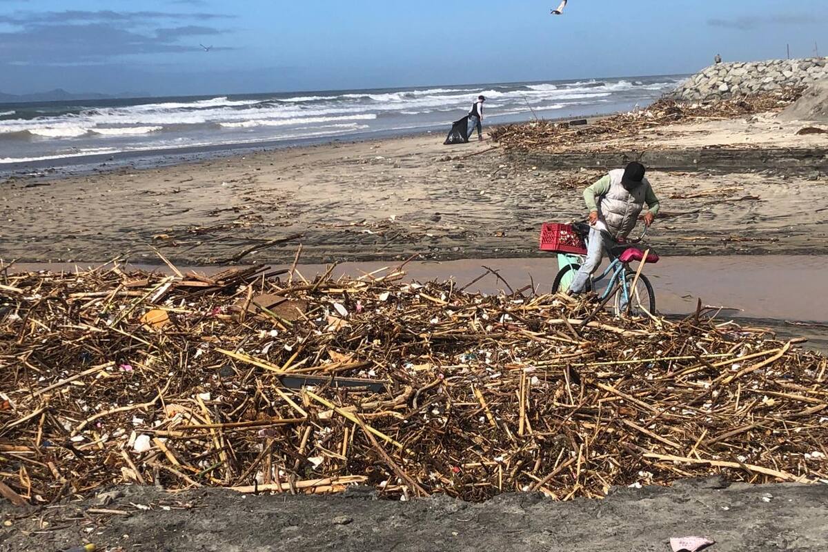 Llegan alrededor de 9 toneladas de basura y desechos a playa centro de Rosarito