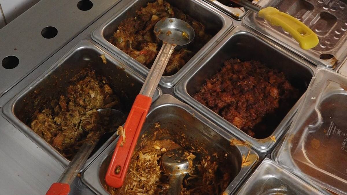 La decisión es difícil: Hay toda una barra de ingredientes para elegir el sabor del guiso.