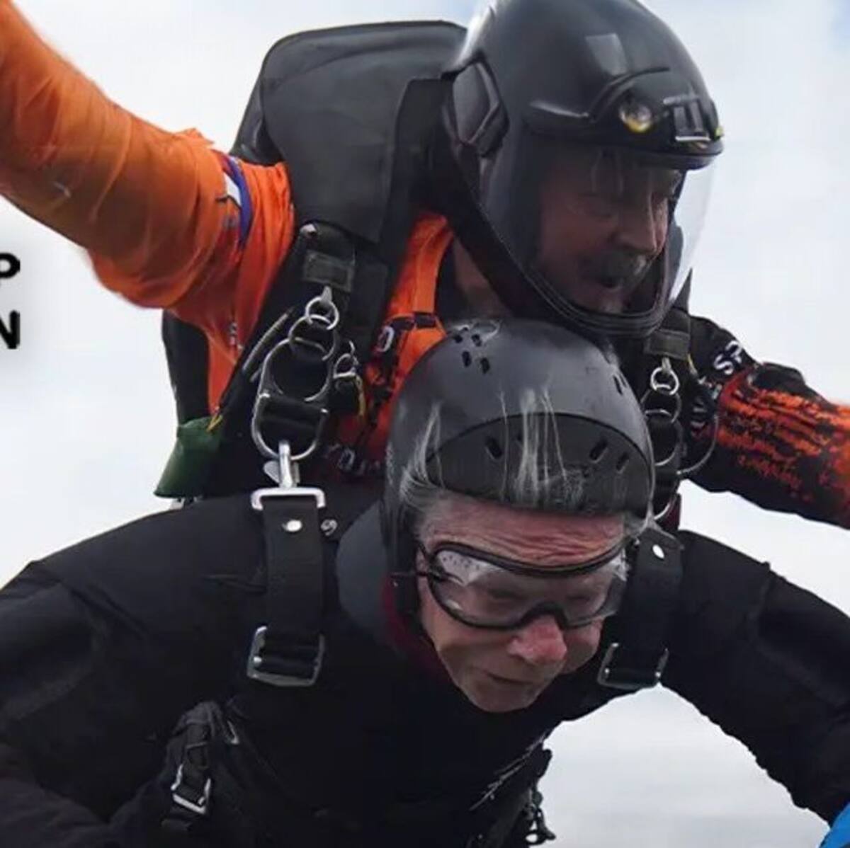 Al saltó junto al actual gobernador de Texas, Greg Abbott,