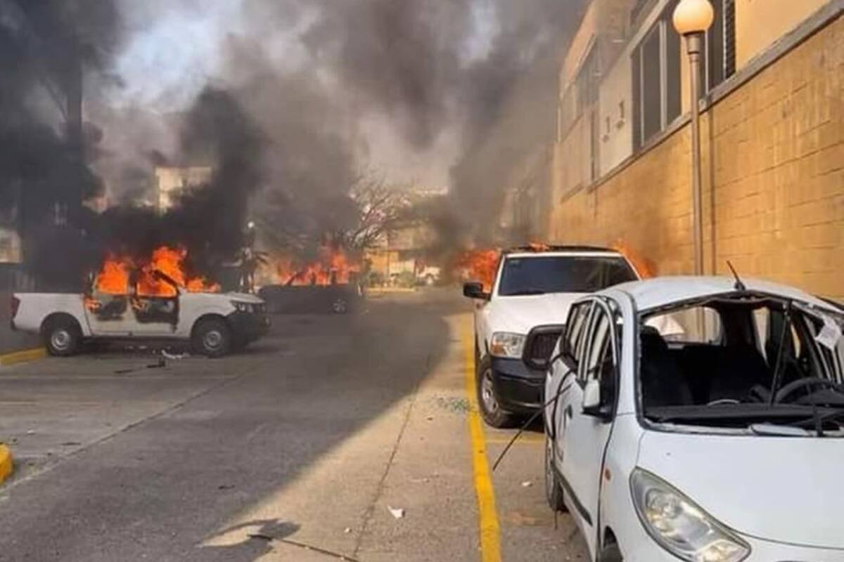 Normalistas irrumpen en Palacio de Gobierno de Guerrero y queman automóviles