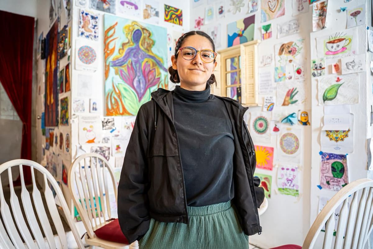 Ubicado en el centro de la ciudad, el proyecto fundado por Vanesa ofrece un punto de encuentro para la imaginación, con materiales, libros e instrumentos disponibles para que los visitantes exploren su creatividad. Foto: Border Zoom