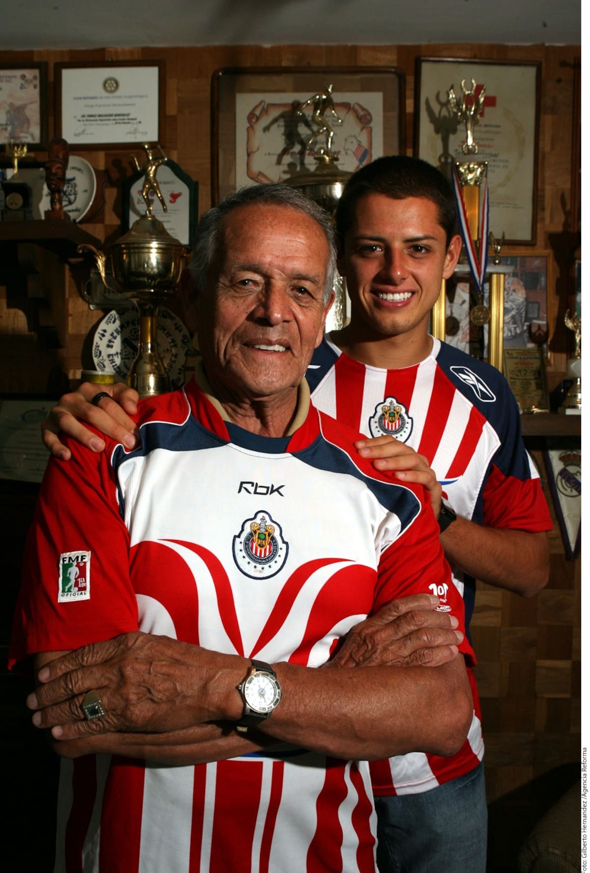 Javier 'Chicharito' Hernández Balcázar junto a su abuelo materno, Tomás Balcázar. (Foto: Archivo GH)