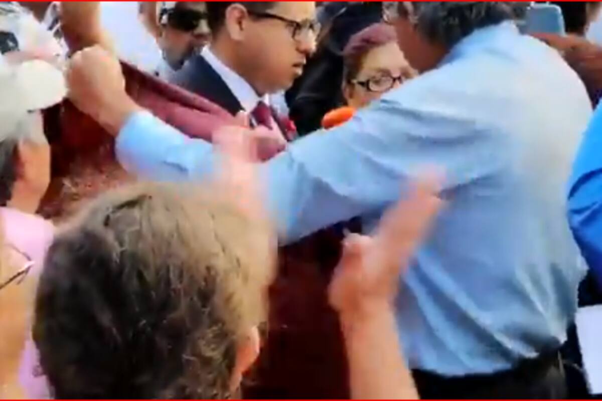 Acusan de chayotero a reportero de TV Azteca Irving Pineda en evento de AMLO