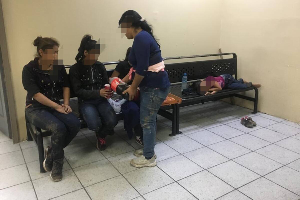“Pollero” abandona a familia migrante en un canal