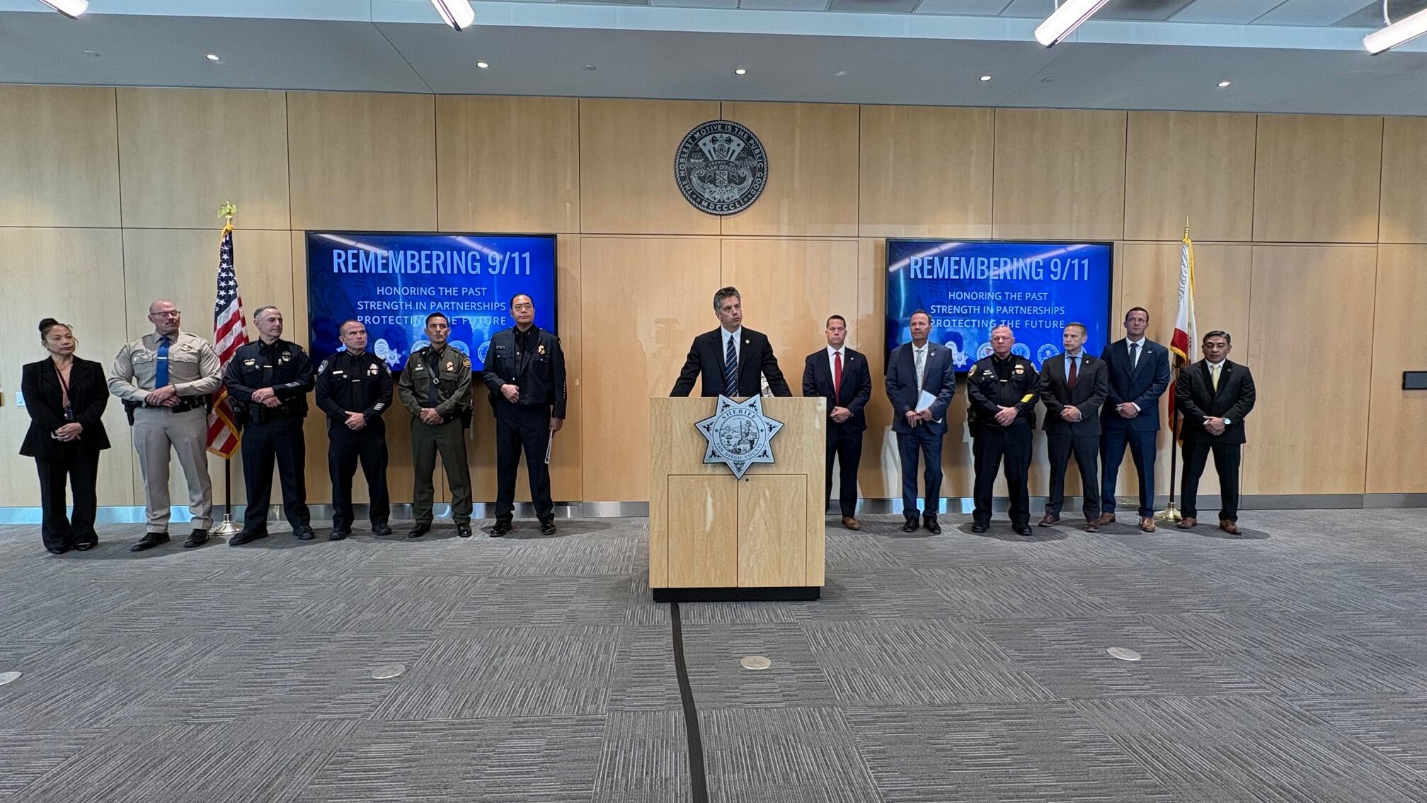 Autoridades de distintas agencias de San Diego participaron en una ceremonia para conmemorar a las víctimas de los ataques terroristas del 11 de septiembre de 2001 y recordar las lecciones que dejaron para la seguridad pública. Foto: Ana Gómez