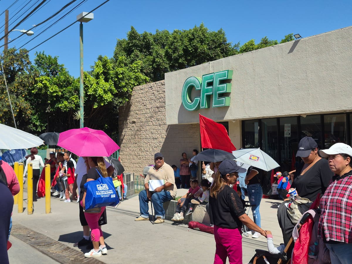 Tras la manifestación, se instaló una mesa de trabajo con la CFE y se acordó avanzar en los proyectos de electrificación para La Jolla 2 y Antorcha Magisterial. Foto: Michelle Castillo
