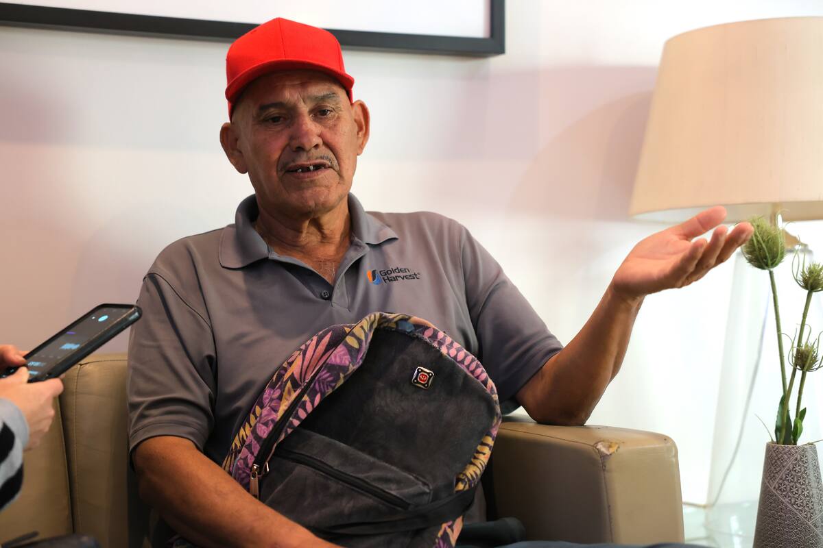 Cobertón Navideño 2024: Pareja de adultos mayores vive afuera de Clínica 14 del IMSS