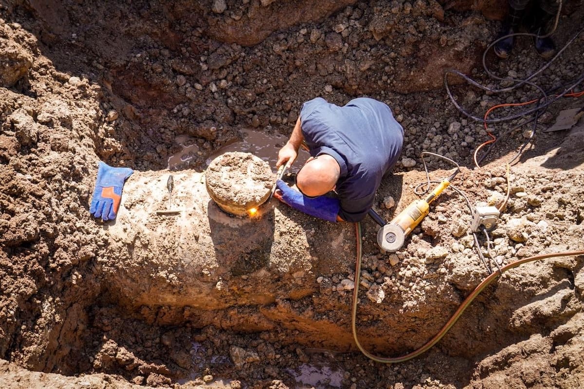 Una fuga en una tubería de 30 pulgadas del acueducto Morelos obligó a suspender el sistema de bombeo y afectará el suministro de agua en más de 90 colonias del noreste de Ensenada; Cespe prevé una recuperación gradual del servicio durante las próximas 48 horas. Foto: Cortesía