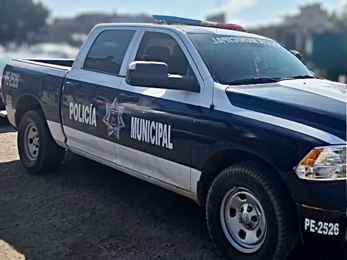 Policías municipales aseguraron a un adolescente de 17 años señalado por el presunto robo de objetos del interior de una camioneta en la colonia Flores Magón. Foto: Cortesía.