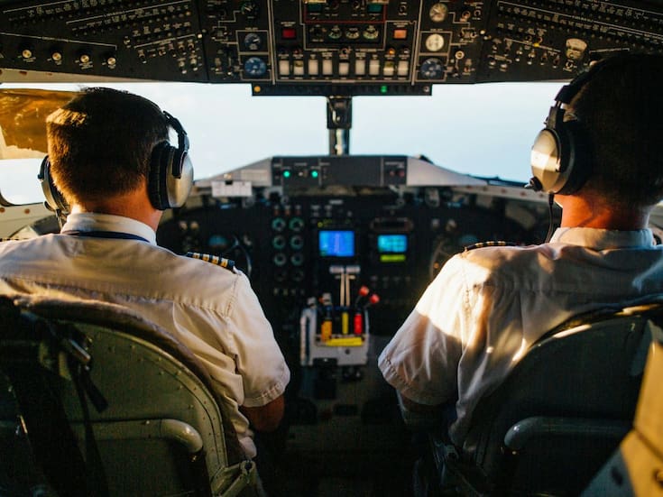Presunto capitán de avión falsificó credenciales para operar vuelos comerciales en una aerolínea europea; solo tenía experiencia como copiloto