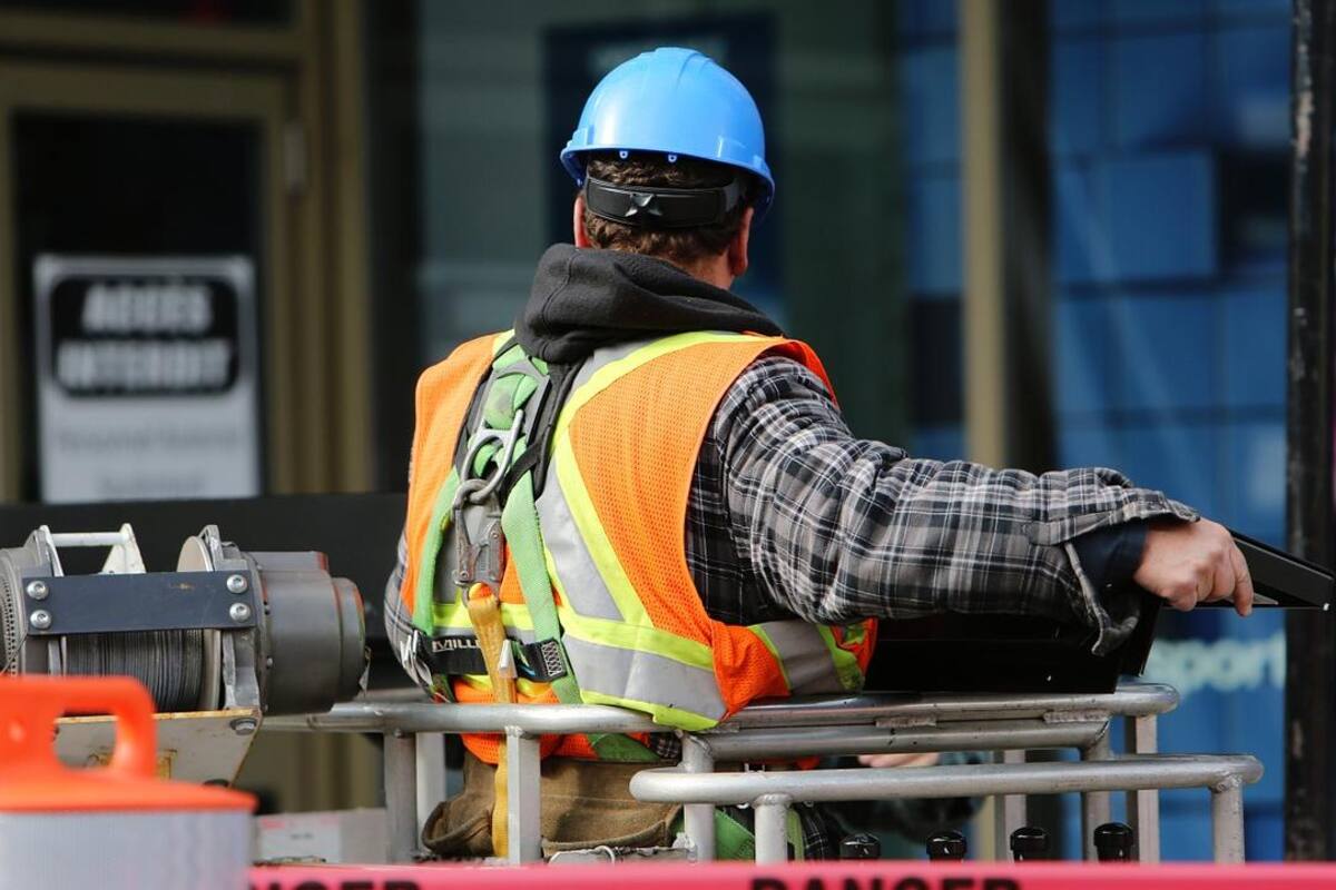 Hallan muerta a niña dentro de auto; su padre la dejó para trabajar