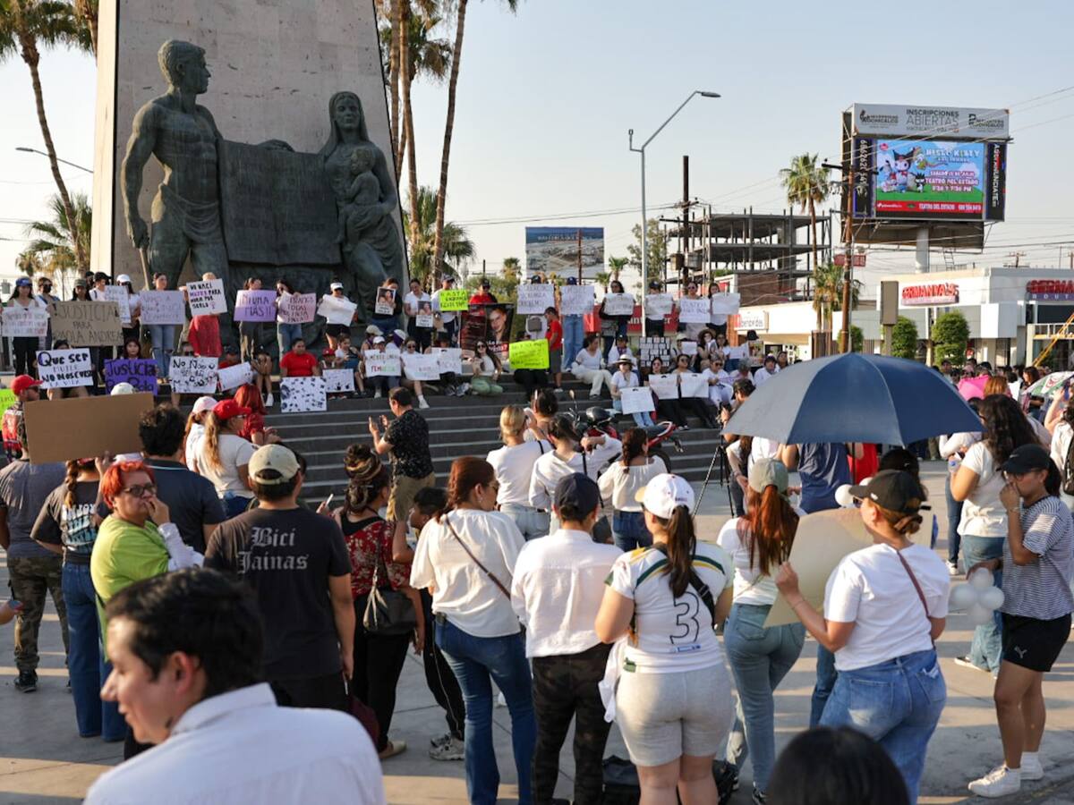 En el monumento a Benito Juárez, los asistentes expresaron su dolor y tristeza entonando cánticos en memoria de la joven y pidiendo justicia. Foto: Javier Gallegos