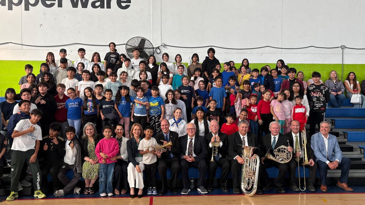 Músicos de San Diego llevan concierto de jazz a niños de Tijuana