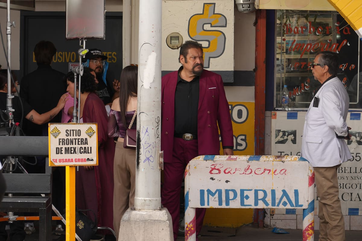Joaquín Cosío rueda escenas de “Johnny Montoya” en una barbería del Centro Histórico de Mexicali