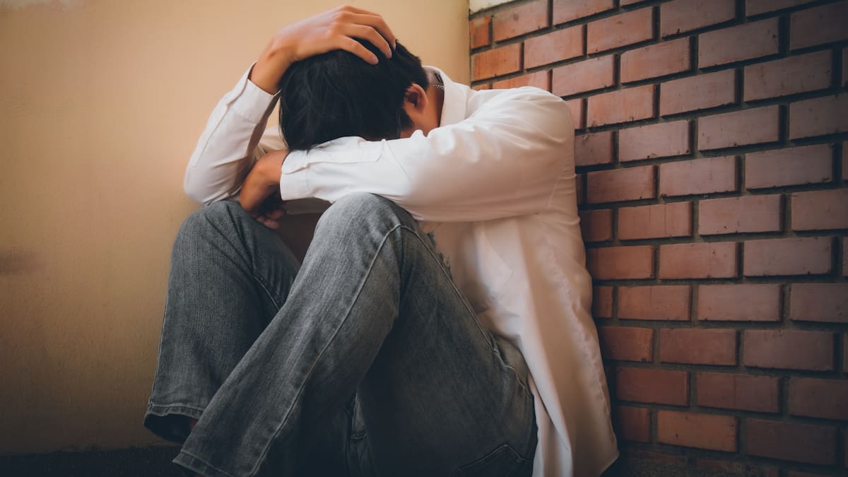 A pesar de los beneficios comprobados de la felicidad en la salud y la longevidad, el bienestar emocional está en declive a nivel mundial. Foto: Canva