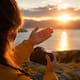 El truco que usan los fotógrafos para encontrar la luz perfecta en segundos (y solo necesitas tu mano)