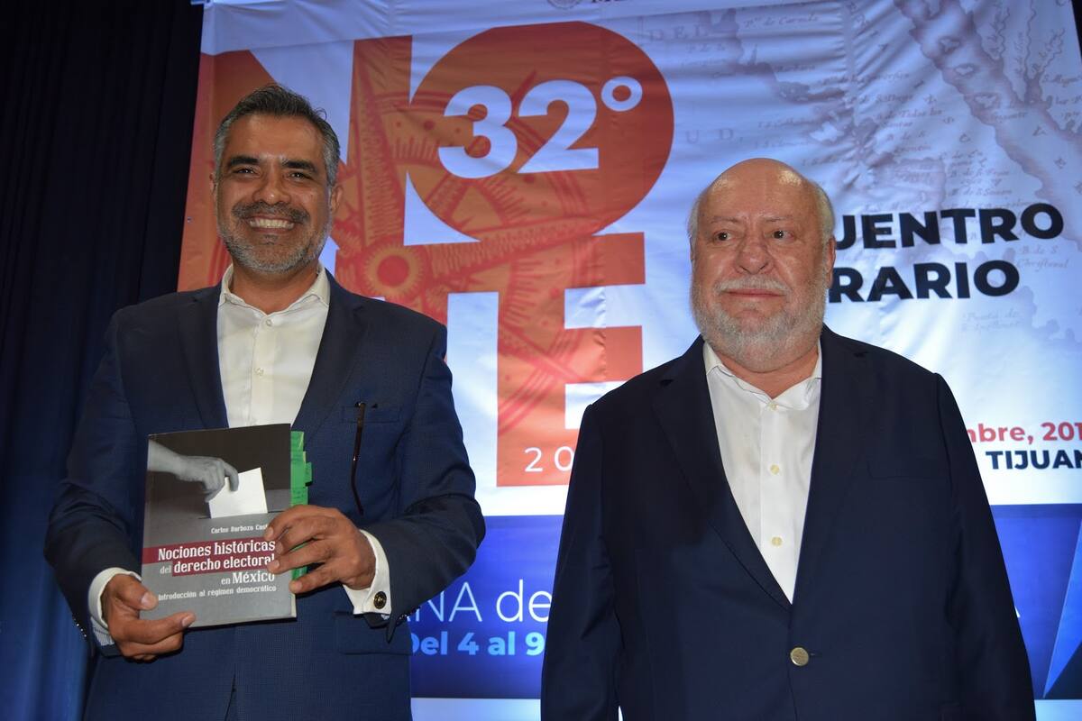 Presenta Carlos Barboza libro sobre historia de derecho electoral en Cecut