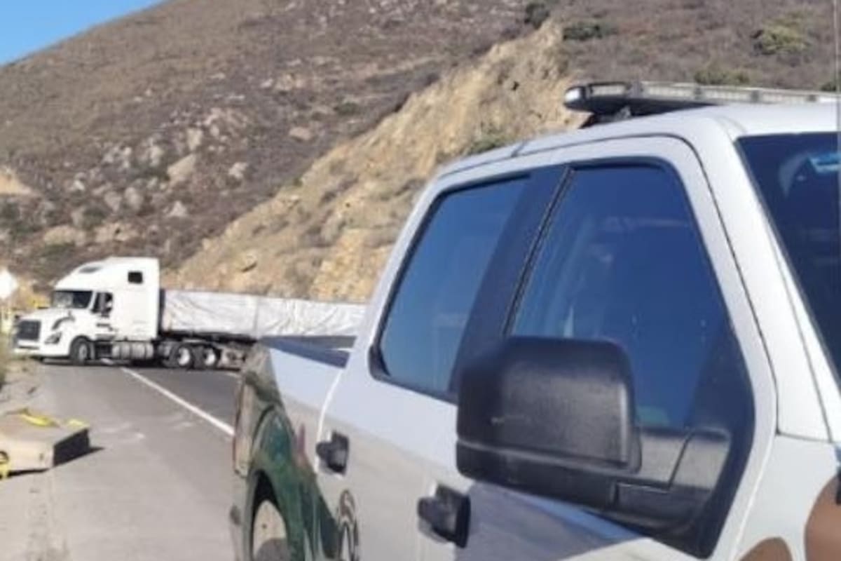 Volcadura de pipa de combustible provoca cierre de carretera de cuota Tijuana-Tecate