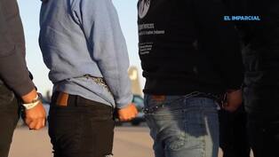 Migrantes encadenados abordan un avión militar rumbo a Guatemala