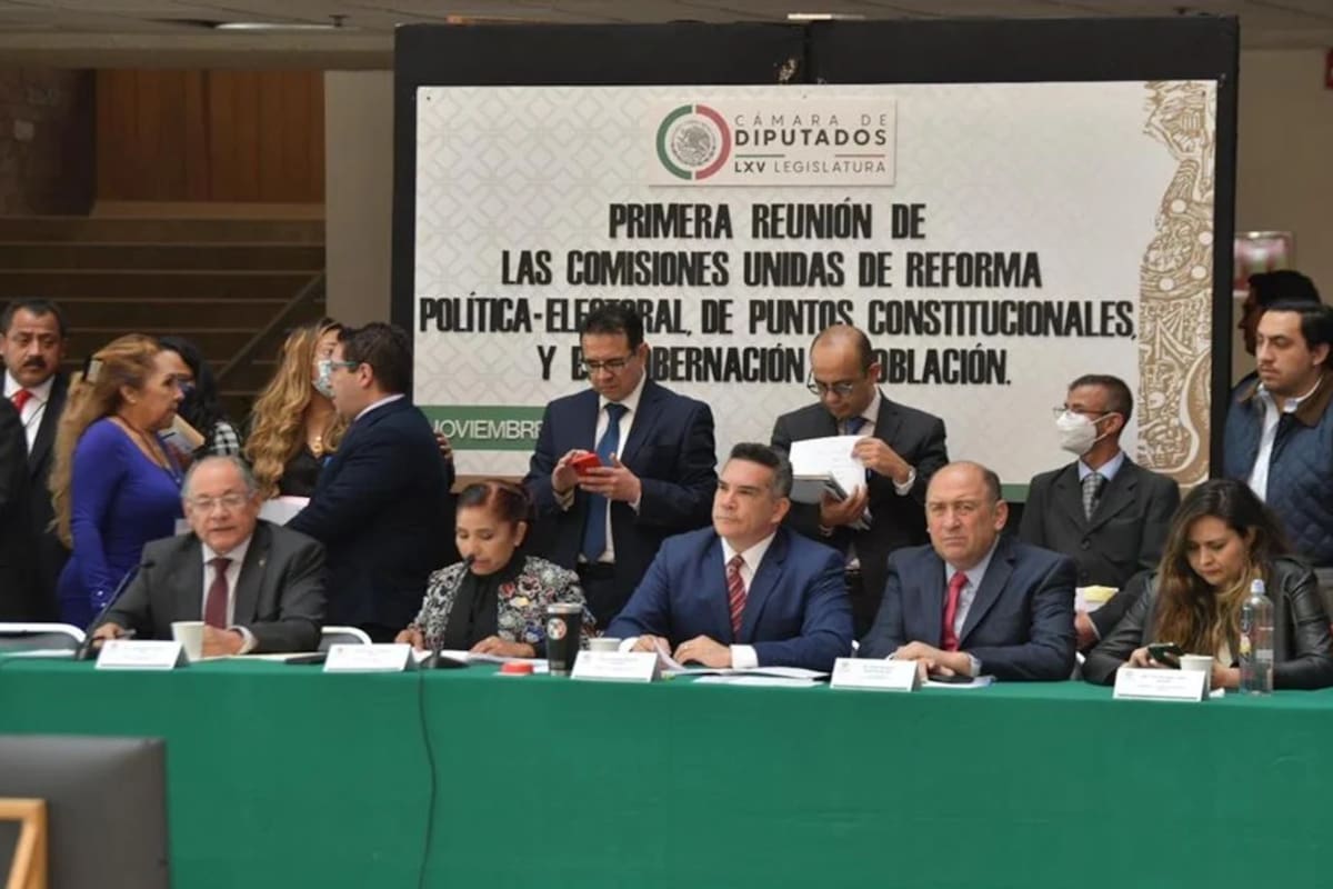 Morena presenta dictamen que cambia al INE por INEC y reduce senadores y diputados