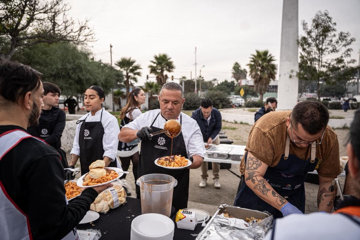 Fundación Tijuana sin Hambre entrega 500 platillos a personas en situación de calle y deportados