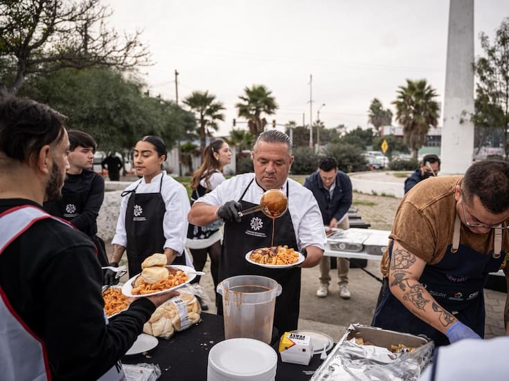 Fundación Tijuana sin Hambre entrega 500 platillos a personas en situación de calle y deportados