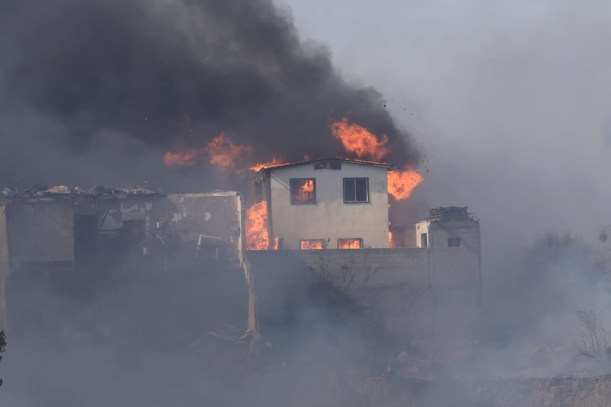 Incendio de pastizal alcanza varias viviendas en Cumbres del Rubí