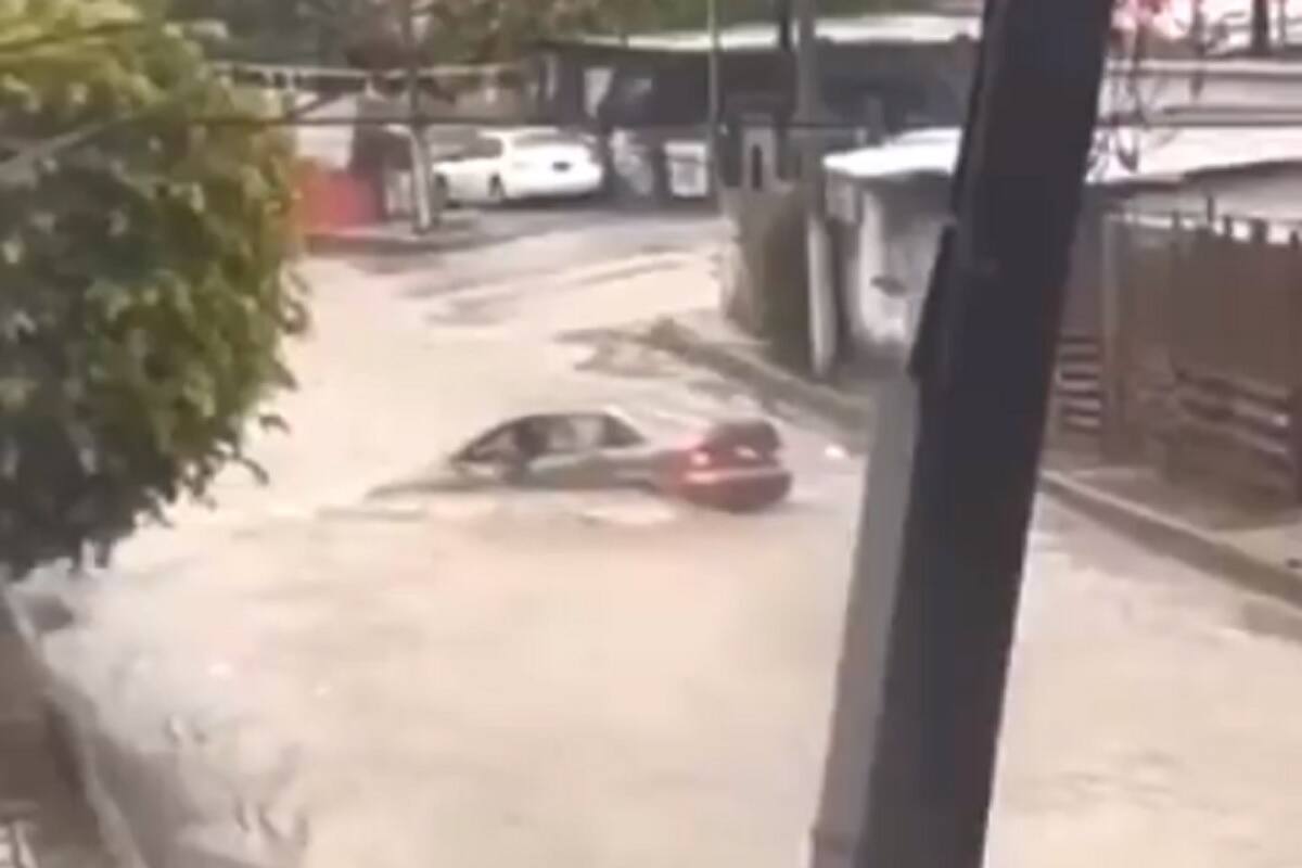 Lluvias en Tijuana: Corriente arrastra vehículo en el Cañón del Pato