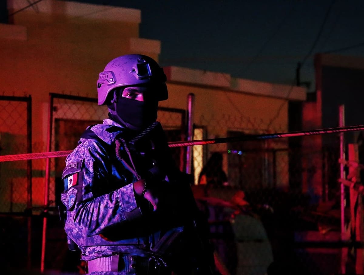 Un soldado resguarda la escena donde un hombre fue encontrado asesinado en el interior de una casa del fraccionamiento Lomas Altas, durante el día de Navidad. (Foto: Saúl Martínez)