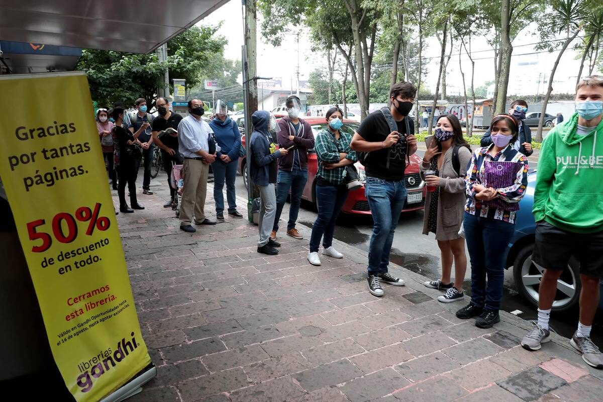 Centenas de personas hacen fila de 2 horas en librería Gandhi próxima a cerrar