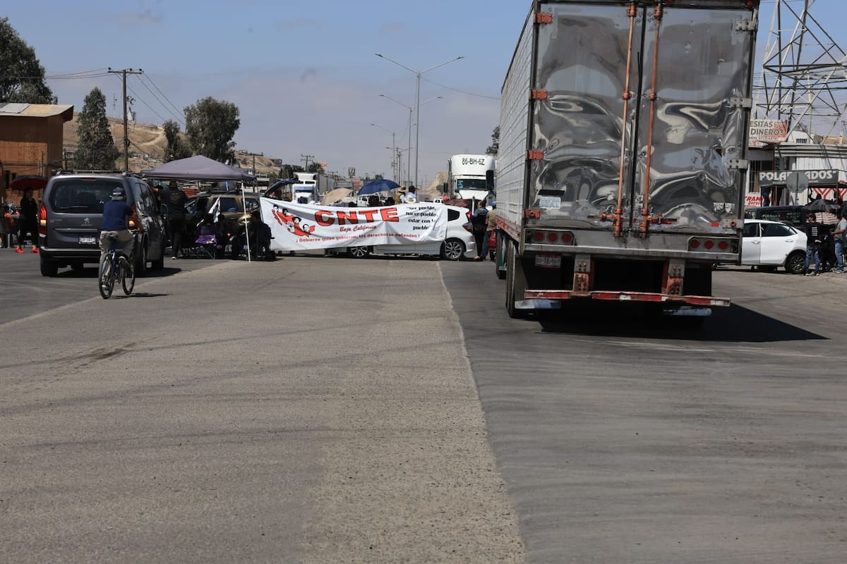 Maestros de la CNTE y residentes de Maclovio Rojas mantienen bloqueada la carretera libre Tijuana-Tecate, afectando a miles de automovilistas y al transporte de carga. Foto: Sergio Ortiz