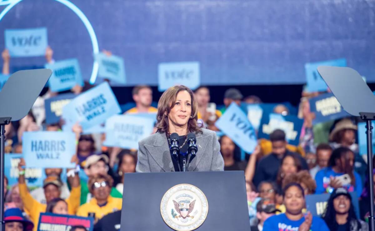 La vicepresidenta de Estados Unidos, Kamala Harris, se dirige a una multitud durante su campaña presidencial, en el anfiteatro Lakewood en Atlanta, Georgia (Estados Unidos.)/ EFE-Andi Rice - POOL