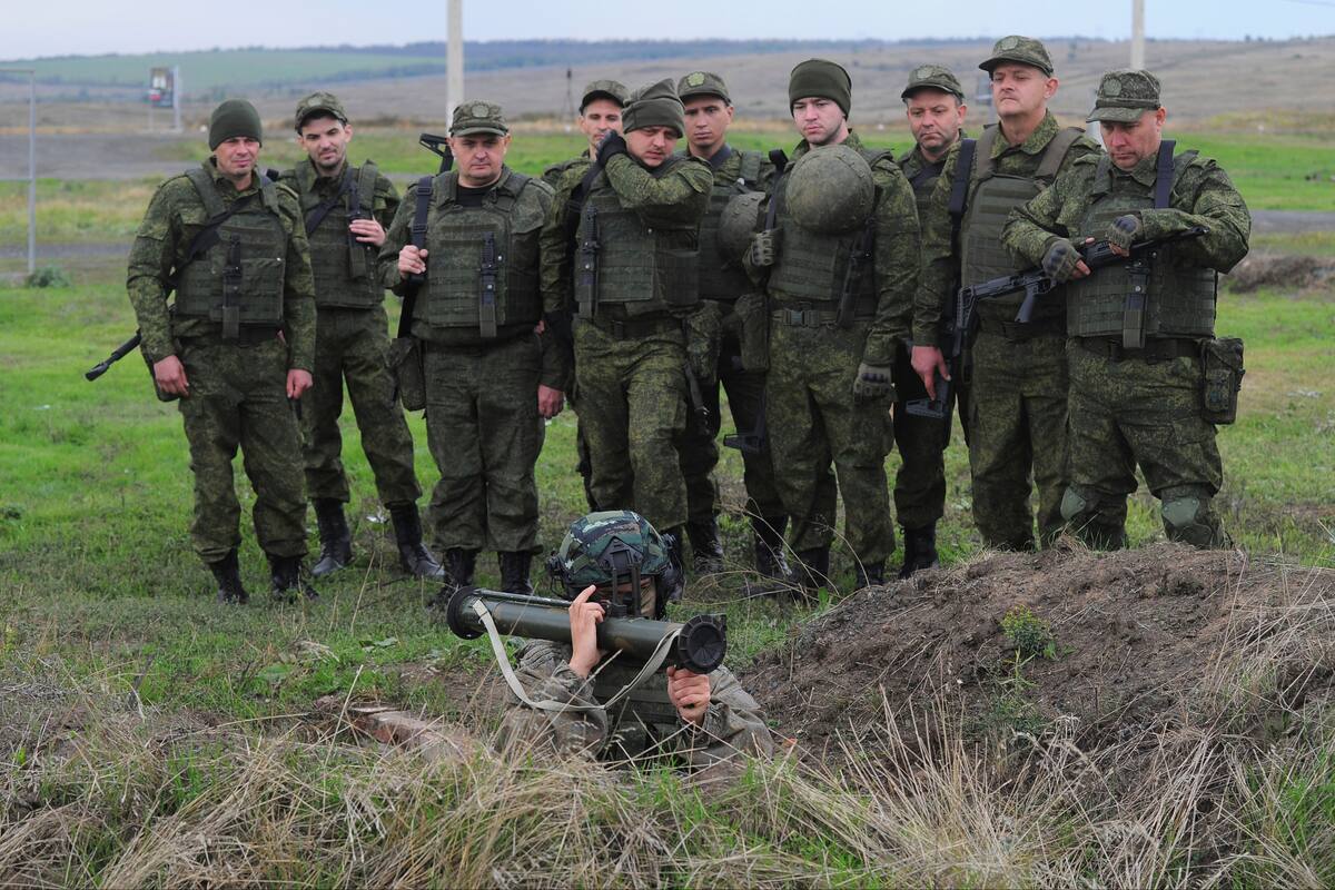 Rusia avanza en su invasión a Ucrania, mientras protestas se llevan a cabo en Moscú