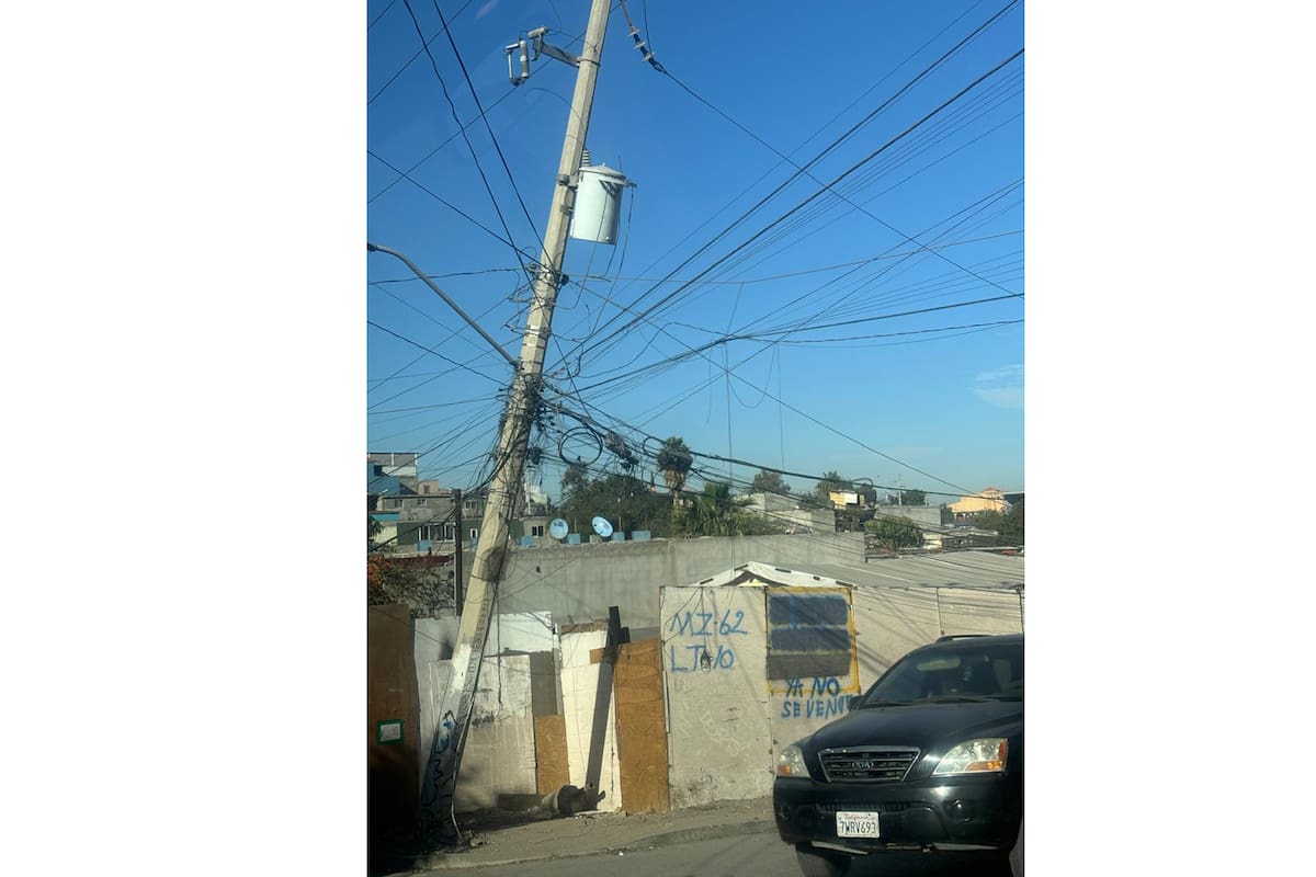 Denuncian vecinos de Valle Verde riesgo de perder la luz por poste inclinado