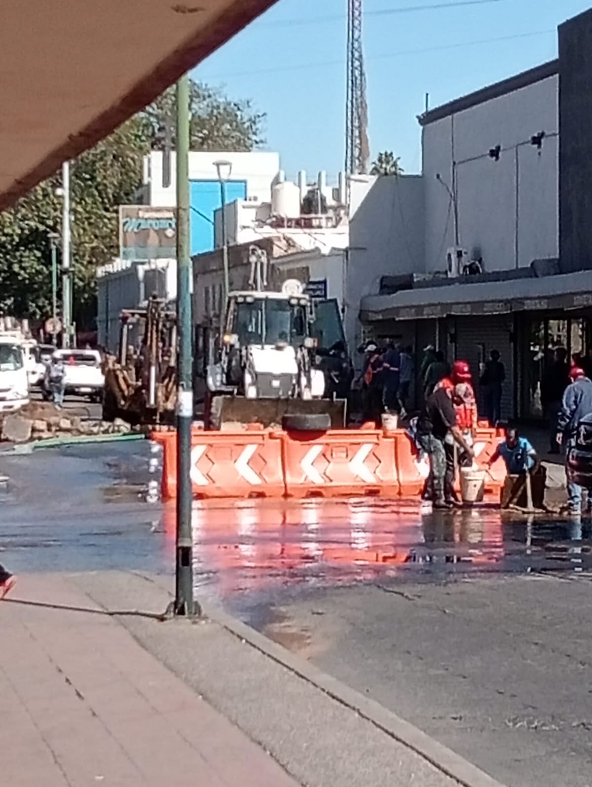 Fuga de agua inunda calle en Centro de Hermosillo