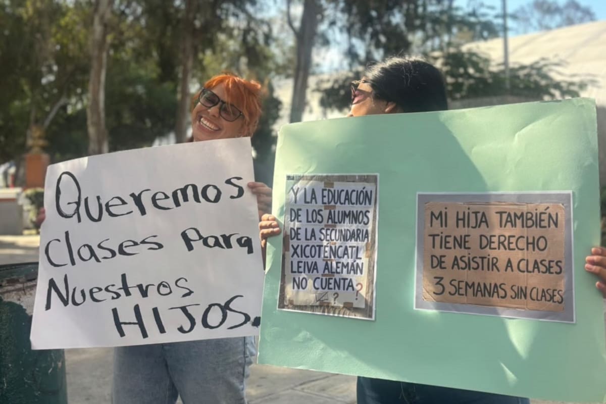 Padres exigen clases para alumnos de secundaria municipal tras tres semanas sin actividades