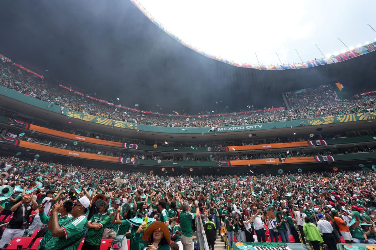 CIUDAD DE MEXICO, 11 junio, 2026 (Xinhua) -- Aficionados de México reaccionan durante el partido del Grupo A de la fase de grupos de la Copa Mundial de la FIFA 2026 ante Sudáfrica, celebrado en el Estadio Ciudad de México, en la Ciudad de México, capital de México, el 11 de junio de 2026. (Xinhua/Li Muzi) (ra) (ce)