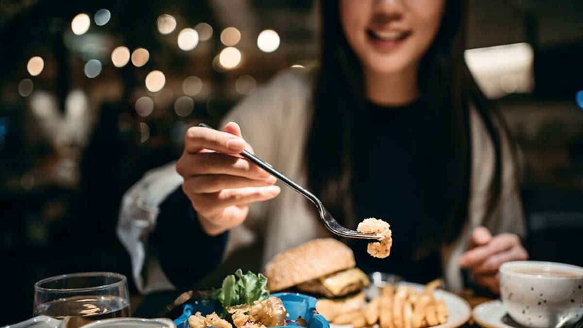 Algunas personas creen que cenar engorda.