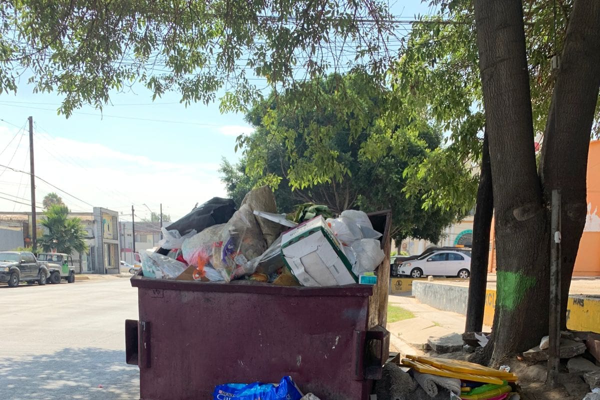 Regularán contenedores de basura colocados en la vía pública