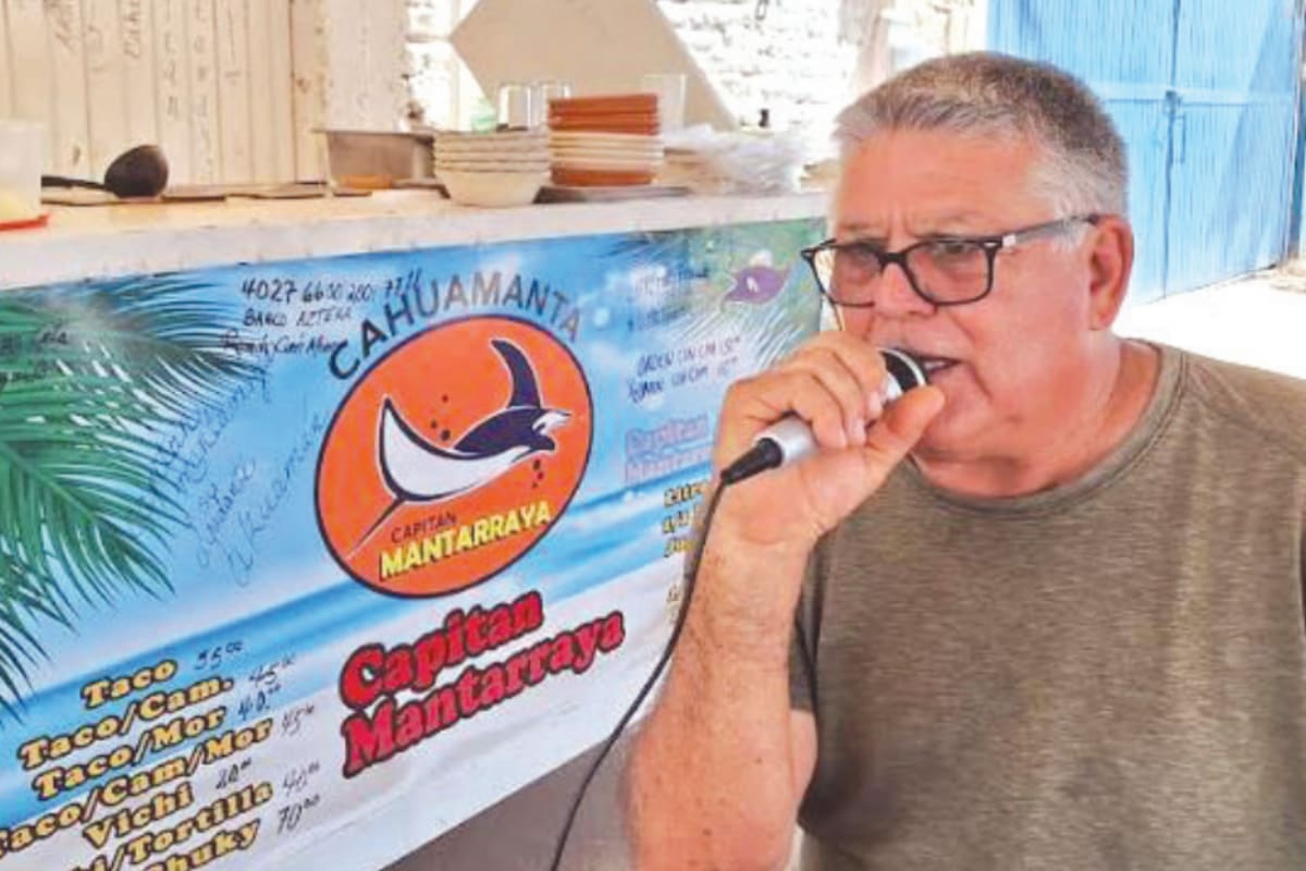 Ramón Cuen atrae a clientes cantando en su negocio de caguamanta en Ciudad Obregón