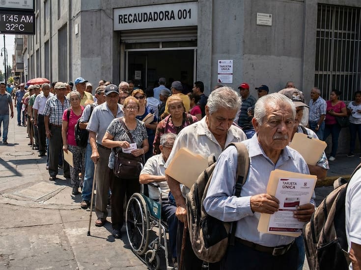 Adultos mayores y personas con discapacidad enfrentan esperas de horas bajo el sol y fallas masivas en la plataforma digital tras la saturación de los módulos en Guadalajara