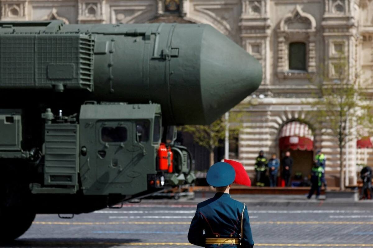 FOTO DE ARCHIVO: Un sistema ruso de misiles balísticos intercontinentales Yars pasa junto a una guardia de honor durante un desfile militar el Día de la Victoria, en la Plaza Roja del centro de Moscú. | Crédito: REUTERS/Maxim Shemetov