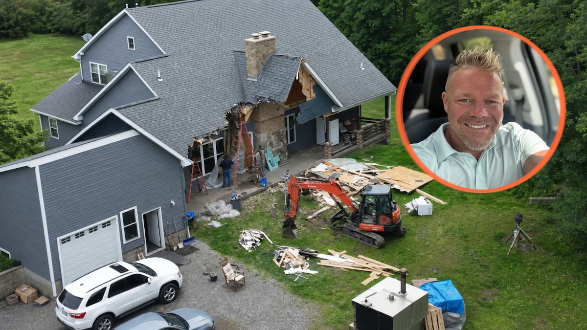 Su esposa le dijo que el matrimonio había terminado y él respondió subiendo a una excavadora para destruir parte de la casa familiar mientras ella y sus dos hijas seguían dentro de la vivienda