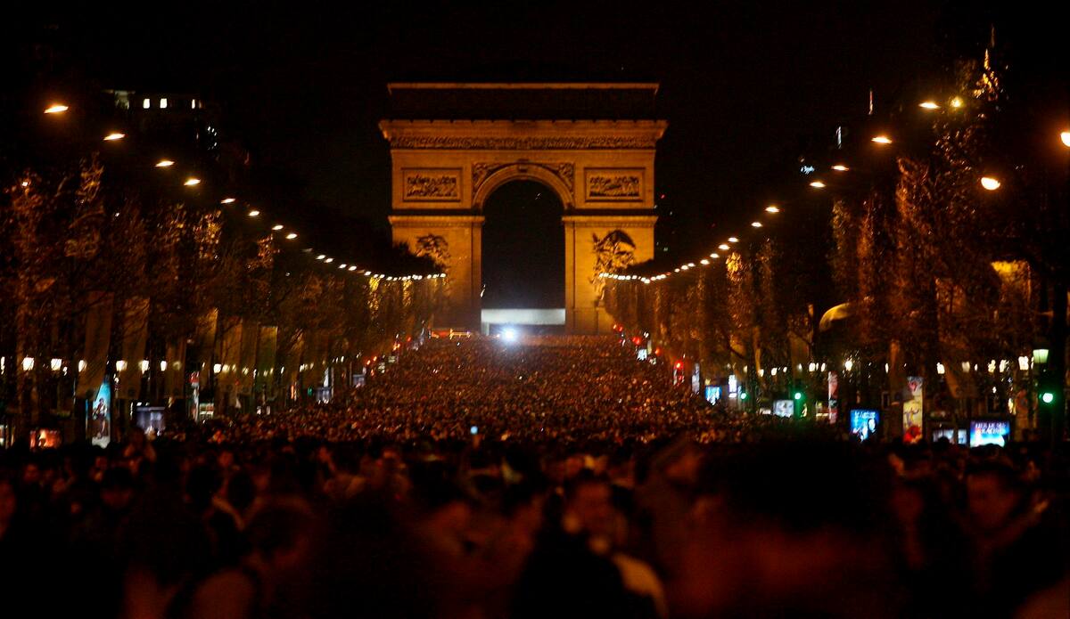La Llama Eterna bajo el Arco del Triunfo en París, Francia.
