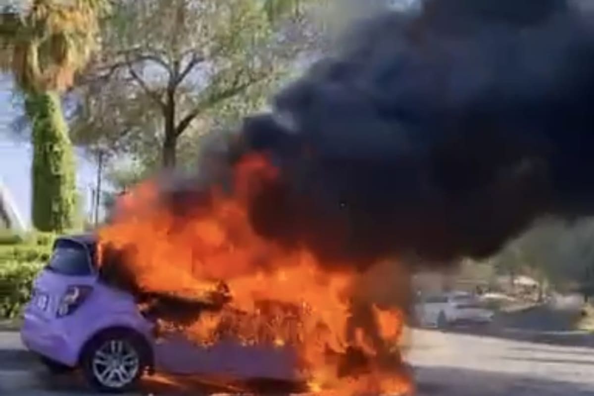 Carro es consumido por el fuego en Periférico Gómez Morín
