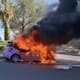 Carro es consumido por el fuego en Periférico Gómez Morín