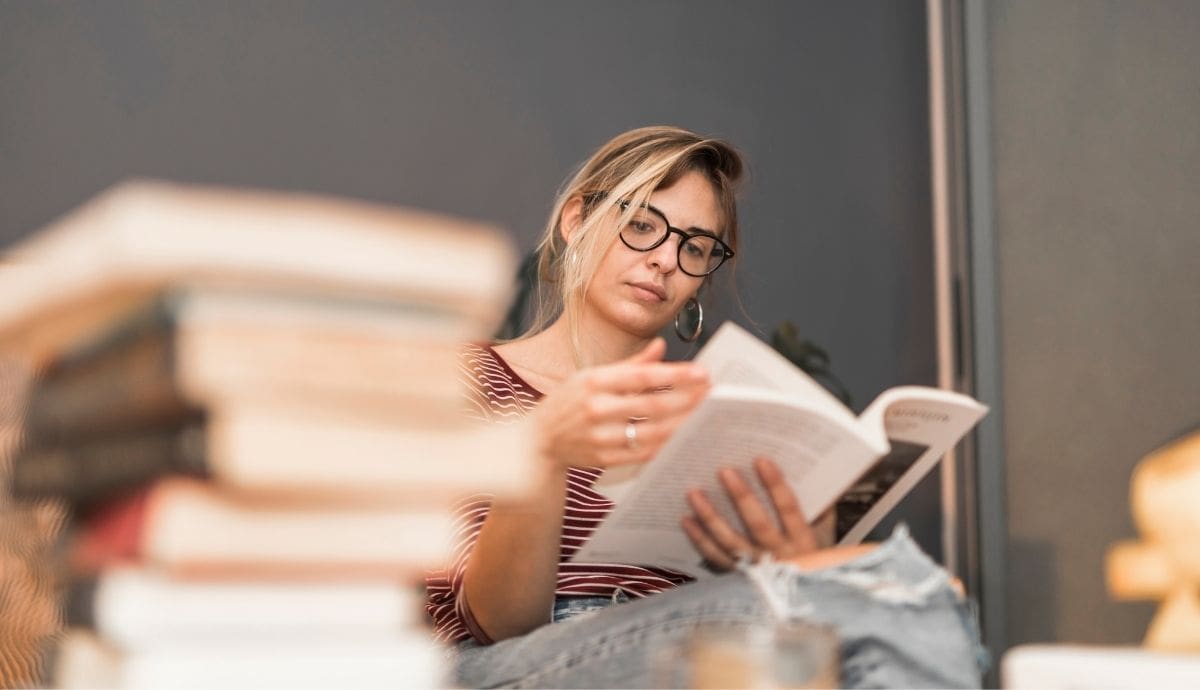 La lectura regular de obras sobre economía personal ayuda a tomar decisiones informadas sobre el gasto diario, el ahorro y la prevención de deudas. | Magnific