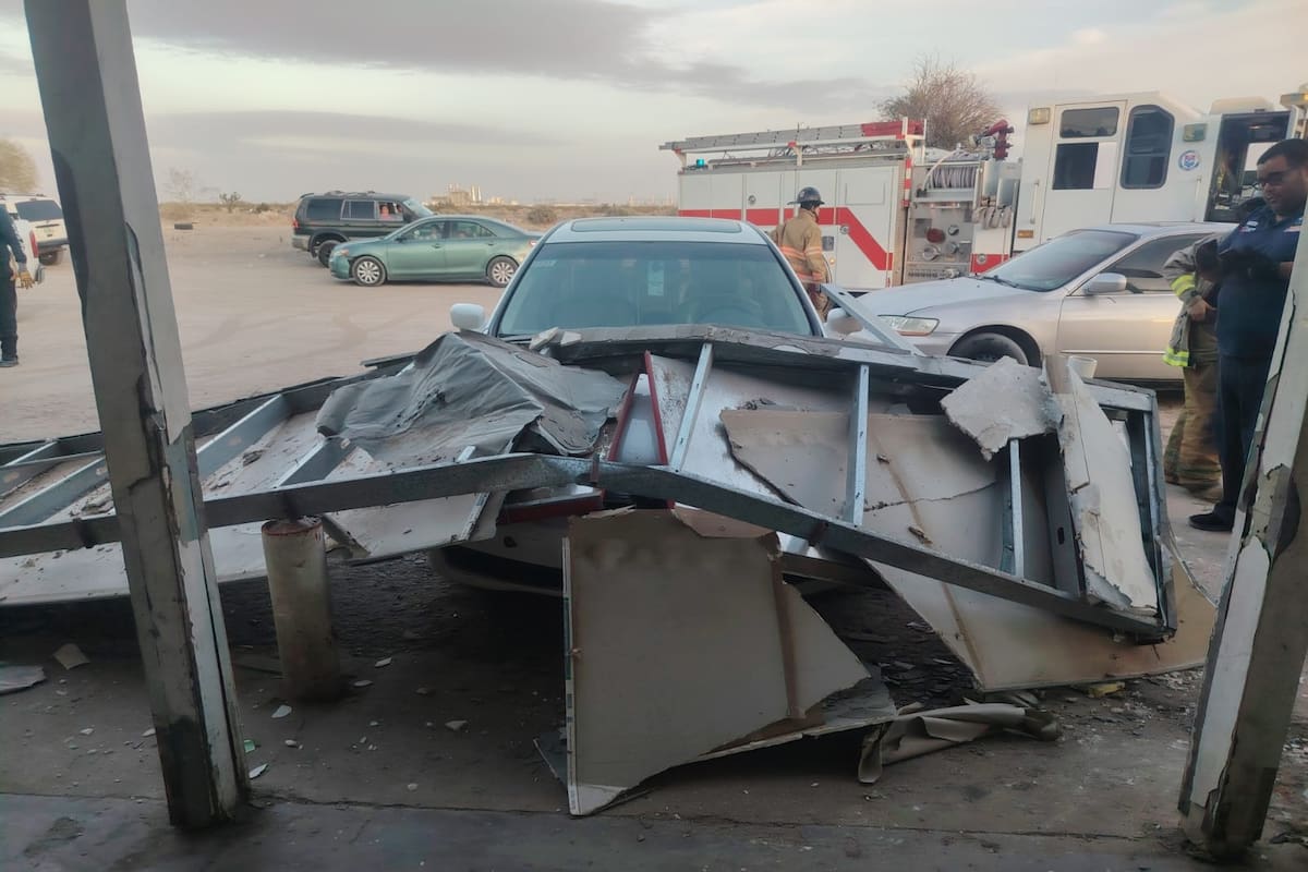 Colapsa anuncio sobre vehículo por fuertes vientos