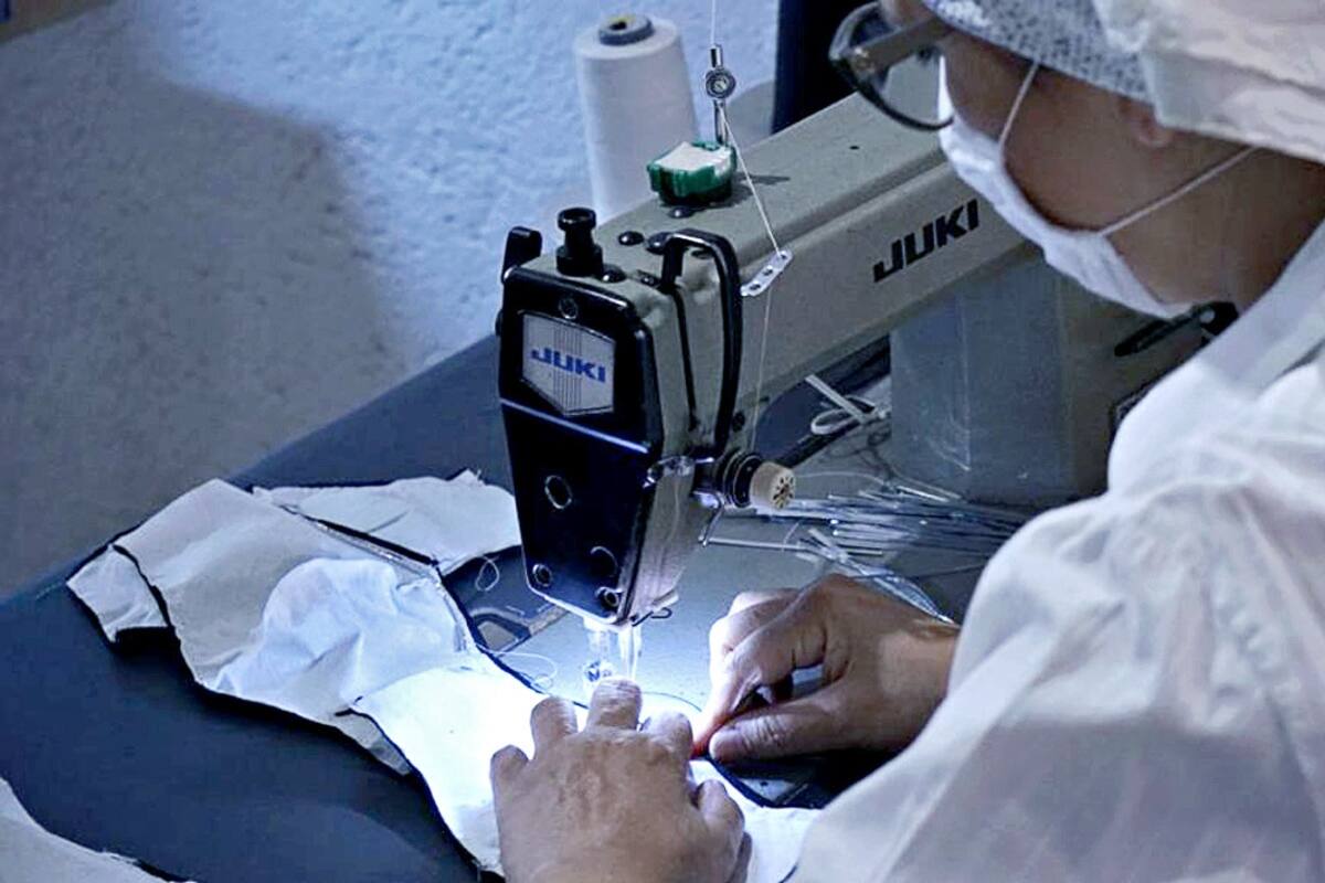 Ante llegada de fase 3, Semar elabora cubrebocas, overoles y batas quirúrgicas